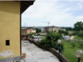 Vendesi aTorgiano, in provincia di Perugia in Umbria, casa con terreno e giardino