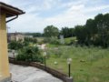 Vendesi aTorgiano, in provincia di Perugia in Umbria, casa con terreno e giardino